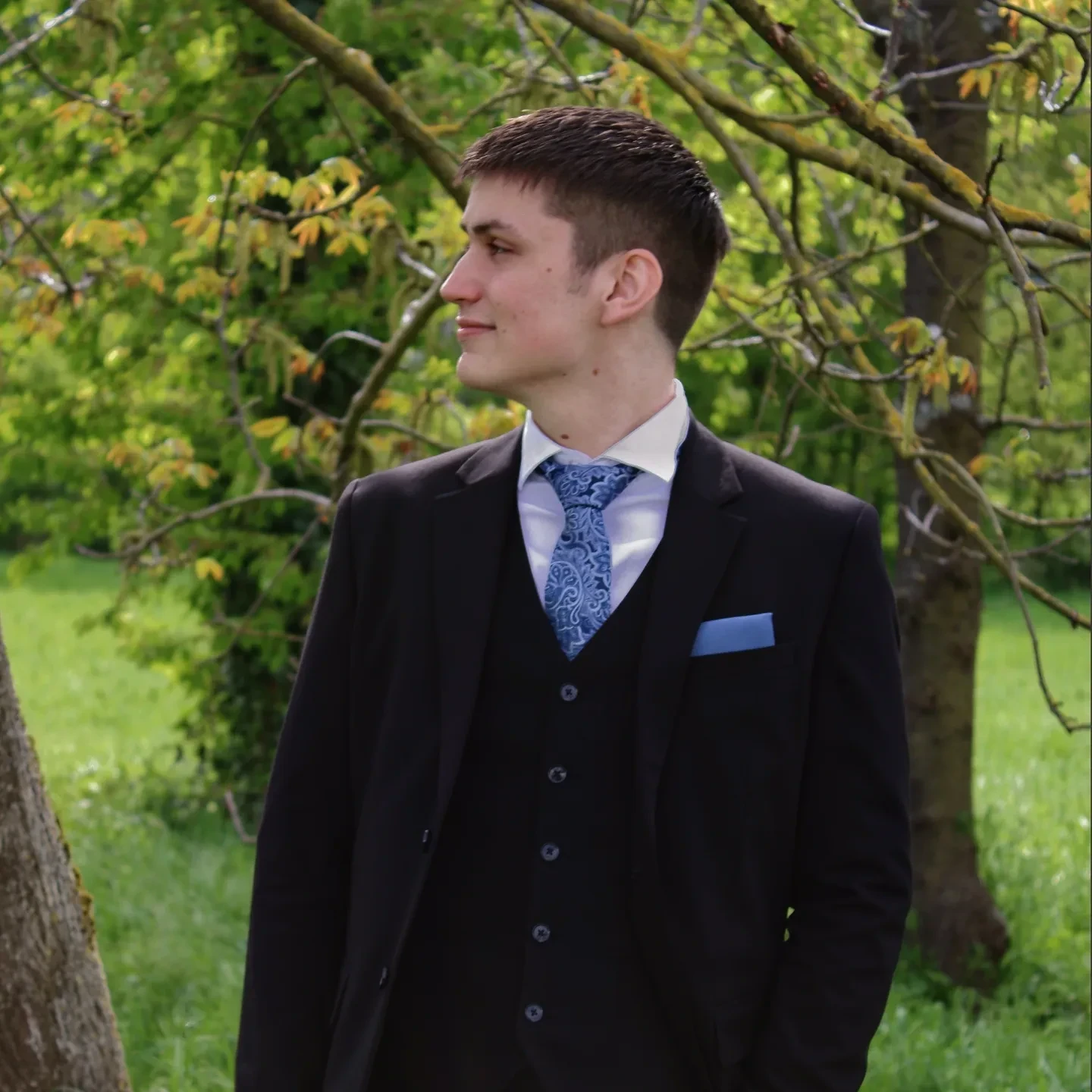 Bild im Grünen mit Anzug